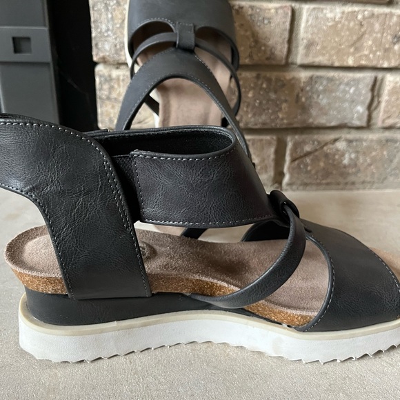 Mukluks size 8. Excellent condition. Velcro closure. - Picture 5 of 9